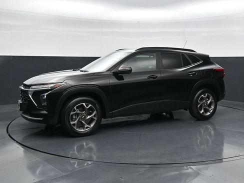 Used 2025 Chevrolet Trax LT w/ LT Convenience Package FWD image 6