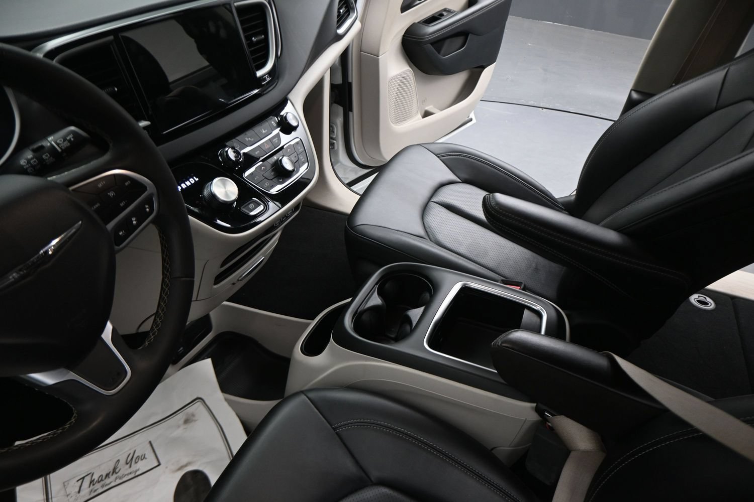 Used 2024 Chrysler Pacifica Touring-L FWD image 6