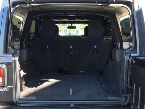 Used 2018 Jeep Wrangler Unlimited Sport S AWD/4WD image 9