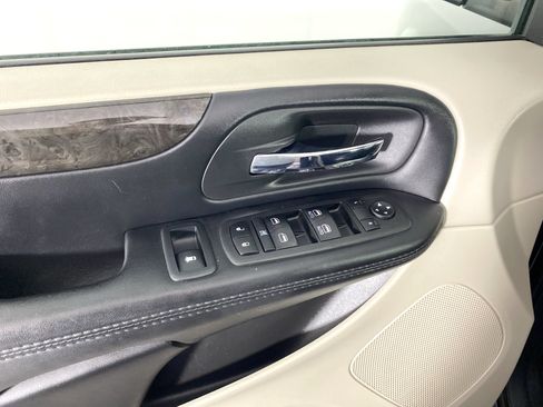 Used 2019 Dodge Grand Caravan SE w/ UConnect Hands-Free Group FWD image 13