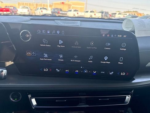 Used 2024 Chevrolet Traverse LT w/ Enhanced Driving Package AWD/4WD image 16