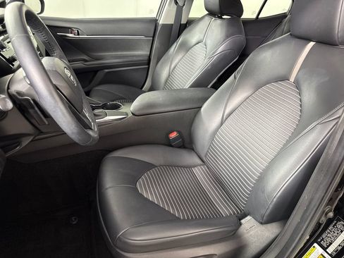 Used 2020 Toyota Camry SE w/ Convenience Package FWD image 11