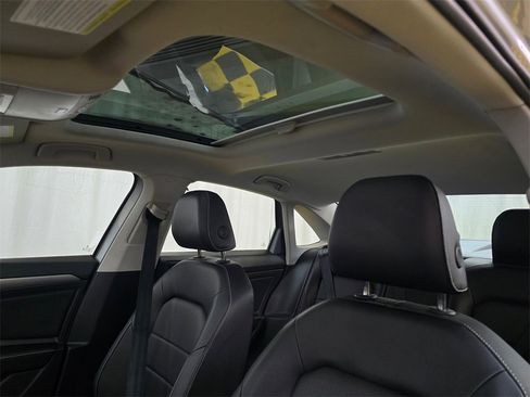 Used 2023 Volkswagen Jetta SE w/ Panoramic Sunroof Package image 22