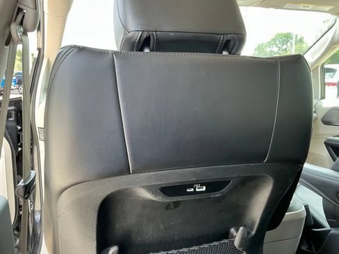Used 2023 Chrysler Pacifica Touring-L FWD image 33