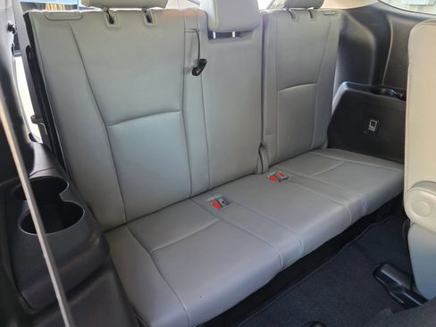 Used 2022 Toyota Highlander XLE FWD image 33
