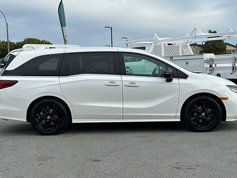 Used 2023 Honda Odyssey Sport image 2