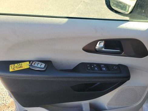 Used 2023 Chrysler Voyager LX image 15