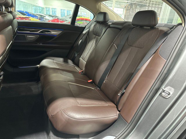 Used 2016 BMW 740i w/ Executive Package 2 RWD image 6