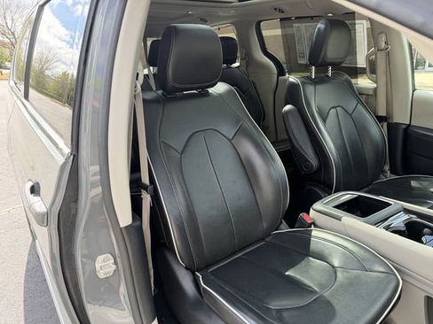 Used 2023 Chrysler Pacifica Limited FWD image 44