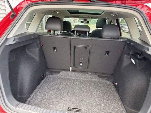 Used 2024 Volkswagen Taos SE w/ Panoramic Sunroof Package FWD image 10