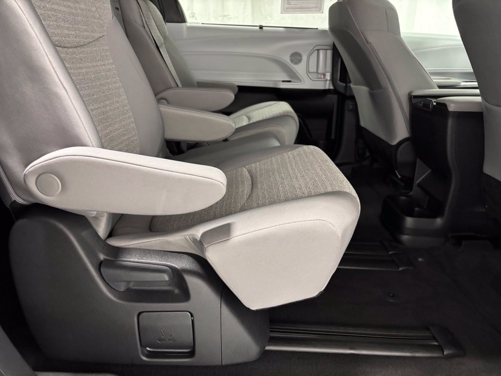 Used 2026 Toyota Sienna LE FWD image 58