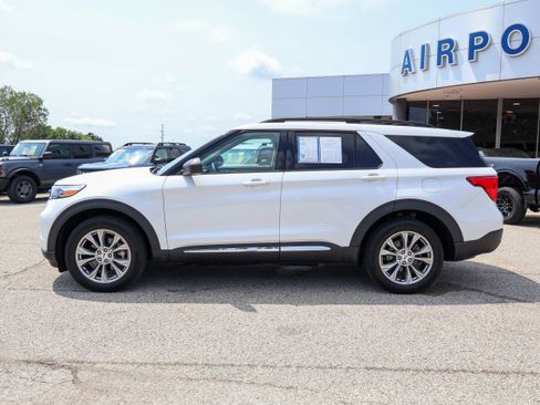 Used 2023 Ford Explorer XLT w/ Equipment Group 202A AWD/4WD image 2