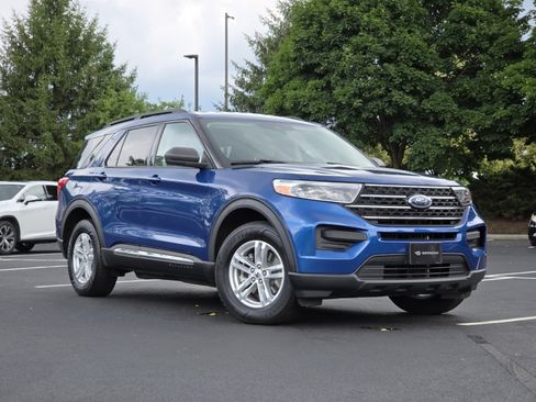 Used 2021 Ford Explorer XLT AWD/4WD image 2