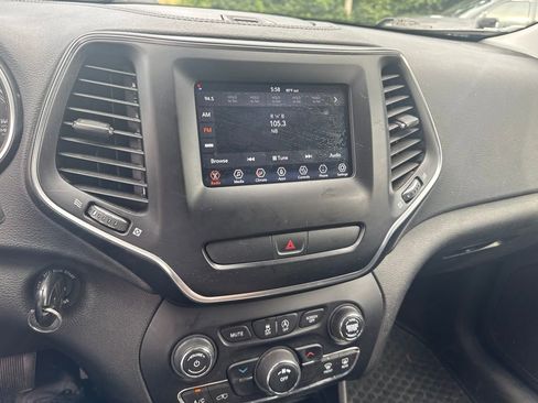 Used 2019 Jeep Cherokee Latitude w/ Cold Weather Group AWD/4WD image 6