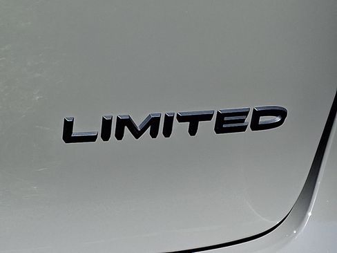 Certified 2025 Chrysler Pacifica Limited w/ Trailer Tow Group FWD image 10