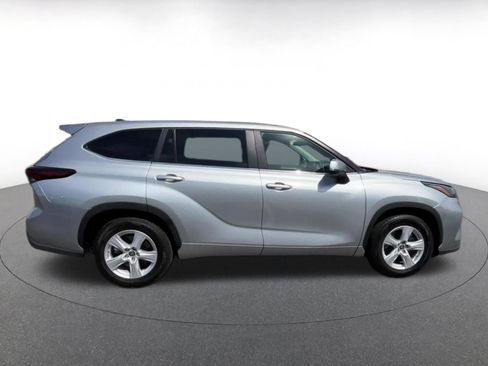 Used 2025 Toyota Highlander LE FWD image 13