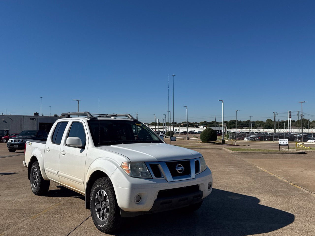 Used 2015 Nissan Frontier PRO-4X w/ Pro-4x Luxury Package AWD/4WD image 2