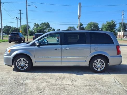 Used 2015 Chrysler Town & Country Touring-L w/ Driver Convenience Group image 2