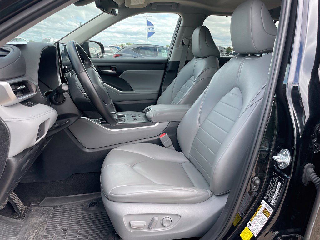 Used 2023 Toyota Highlander XLE AWD/4WD image 7