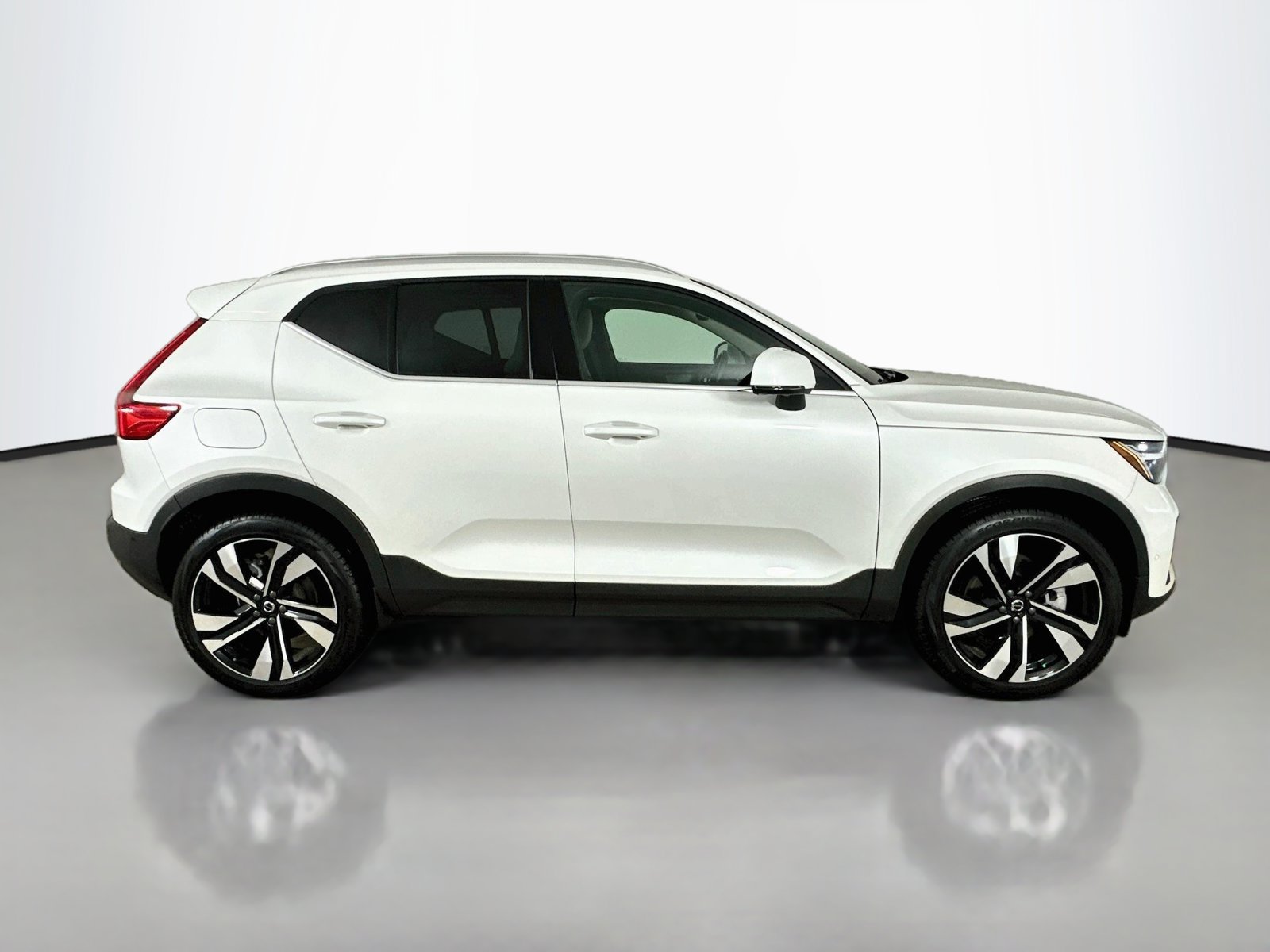 Certified 2025 Volvo XC40 B5 Ultra w/ Protection Package AWD/4WD image 4