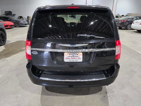 Used 2013 Chrysler Town & Country Touring image 10