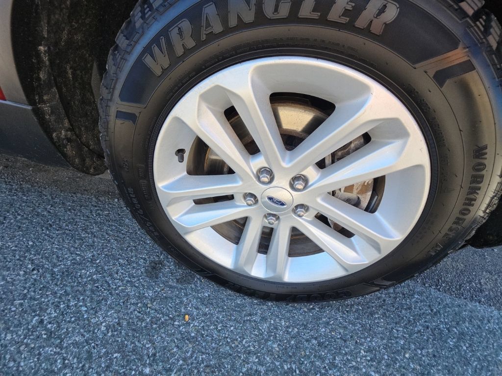 Used 2014 Ford Explorer XLT w/ Equipment Group 202A AWD/4WD image 31