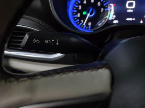 Used 2017 Chrysler Pacifica Limited image 35