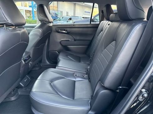 Used 2023 Toyota Highlander XLE image 25