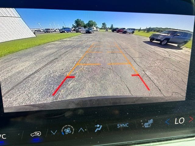 Used 2025 Chevrolet Traverse LT AWD/4WD image 4
