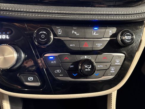 Used 2023 Chrysler Pacifica Limited FWD image 26