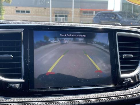 Used 2023 Chrysler Pacifica Touring-L FWD image 27