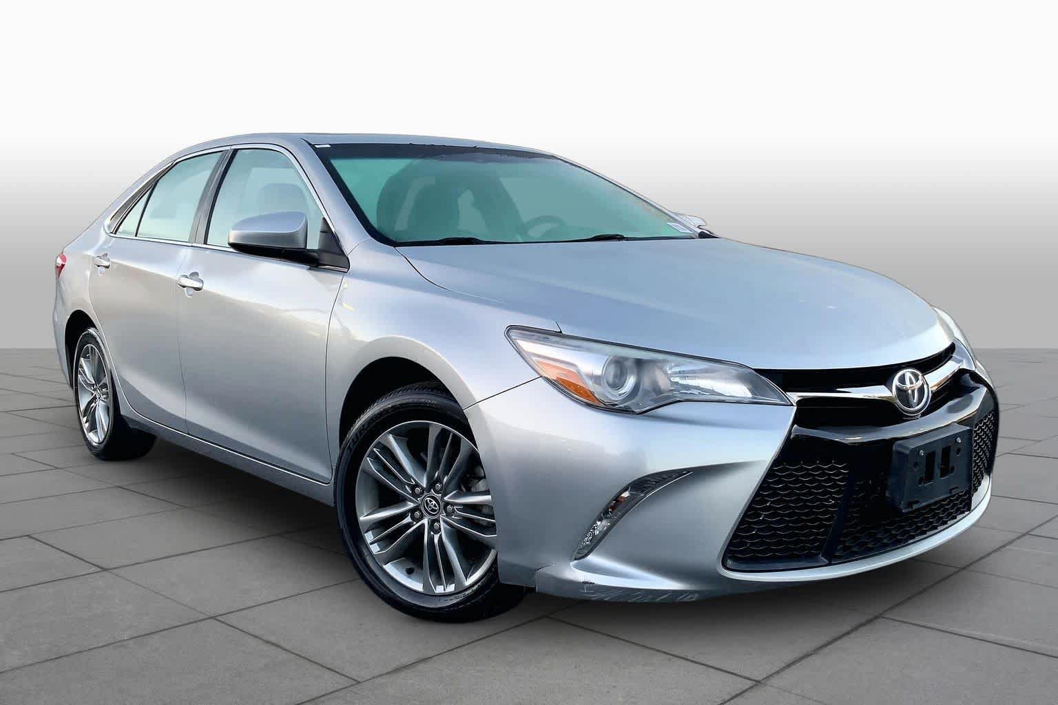 Used 2017 Toyota Camry SE w/ Moonroof Package FWD image 3