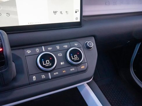 Used 2025 Land Rover Defender 90 S image 28