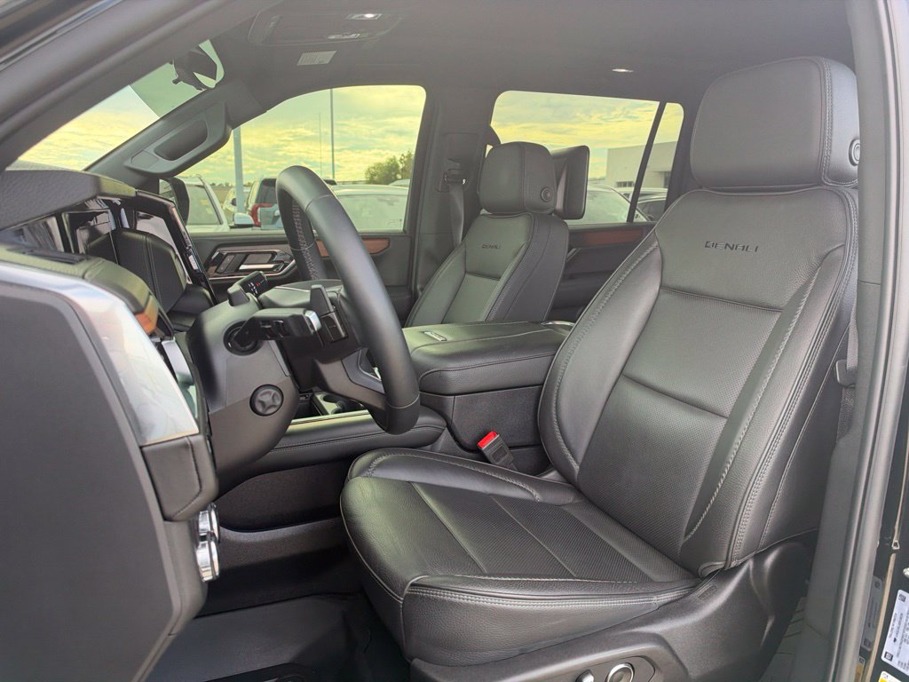 Used 2025 GMC Yukon XL Denali w/ Denali Reserve Package AWD/4WD image 13