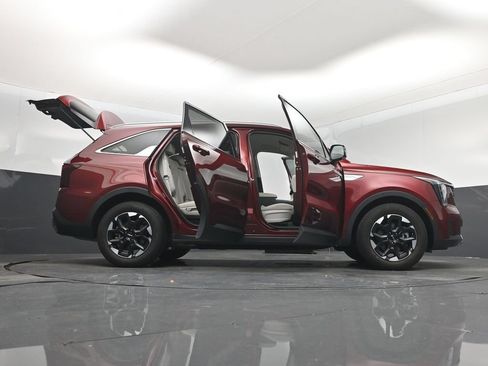 Certified 2025 Kia Sorento S FWD image 7