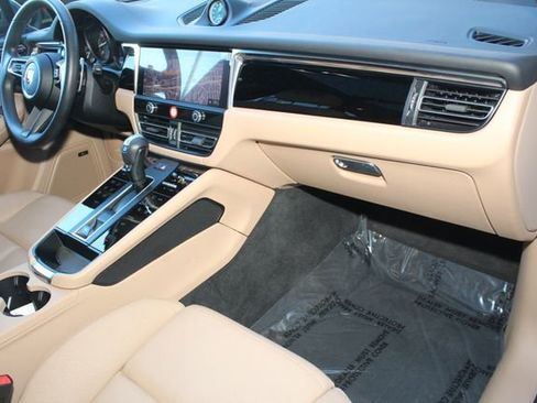 Certified 2025 Porsche Macan image 28