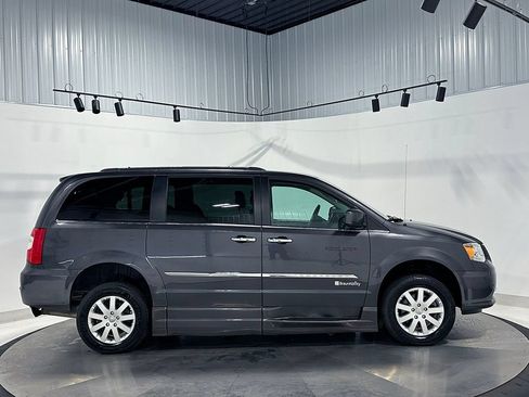 Used 2016 Chrysler Town & Country Touring w/ Driver Convenience Group FWD image 5