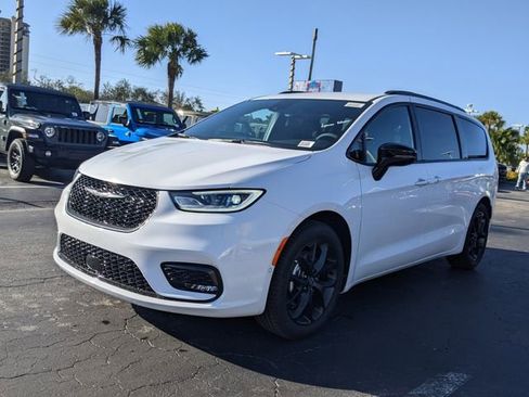 New 2026 Chrysler Pacifica Select w/ S Appearance Package image 6