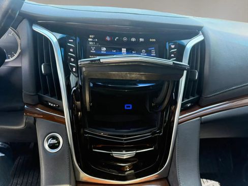 Used 2019 Cadillac Escalade Luxury AWD/4WD image 27