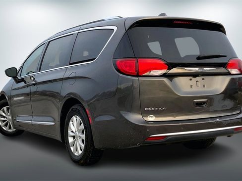 Used 2019 Chrysler Pacifica Touring-L image 7