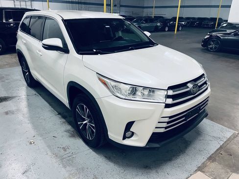 Used 2017 Toyota Highlander Plus FWD image 13