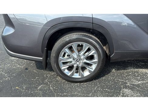 Certified 2024 Toyota Highlander Limited AWD/4WD image 14