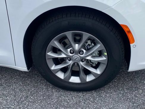 New 2026 Chrysler Pacifica Limited FWD image 11