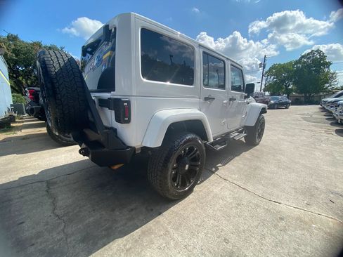 Used 2014 Jeep Wrangler Unlimited Sahara w/ Connectivity Group AWD/4WD image 6