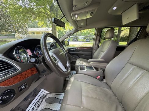 Used 2016 Chrysler Town & Country Touring image 11