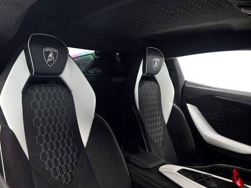 Used 2024 Lamborghini Revuelto AWD/4WD image 19