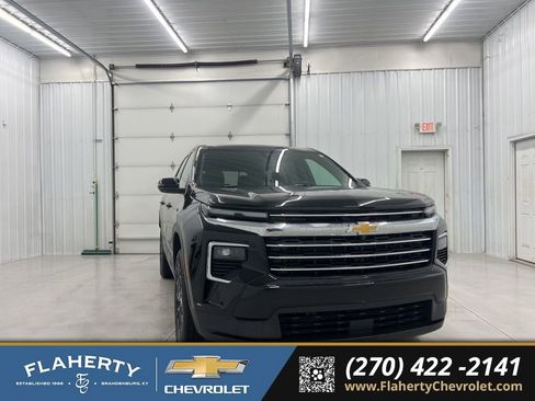 Used 2025 Chevrolet Traverse LT w/ Sun and Wheel Package FWD image 1