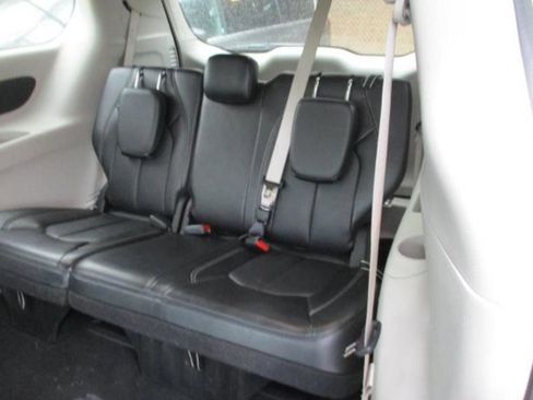 Used 2024 Chrysler Pacifica Touring-L image 5