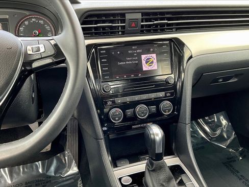 Used 2022 Volkswagen Passat 2.0T SE image 6