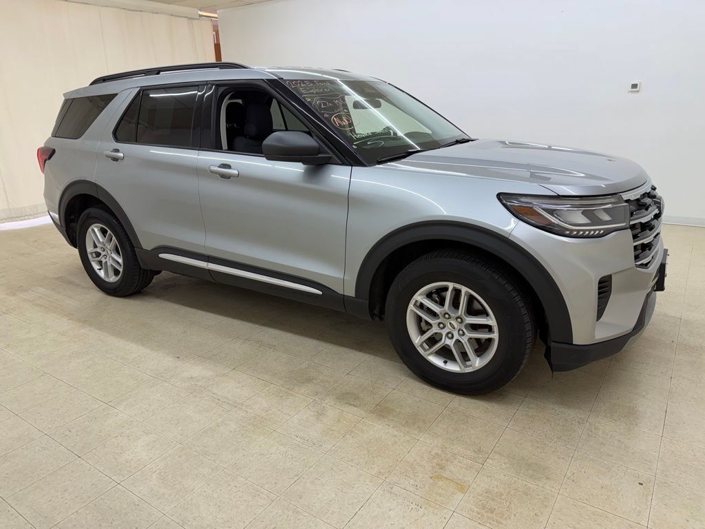 Used 2025 Ford Explorer Active AWD/4WD image 8